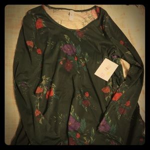Gorgeous hunter green floral medium lynnae shirt
